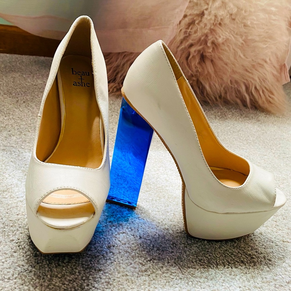 ❤️Stunning❤️ Beau & Ashe Blue Lucite Heeled Platforms